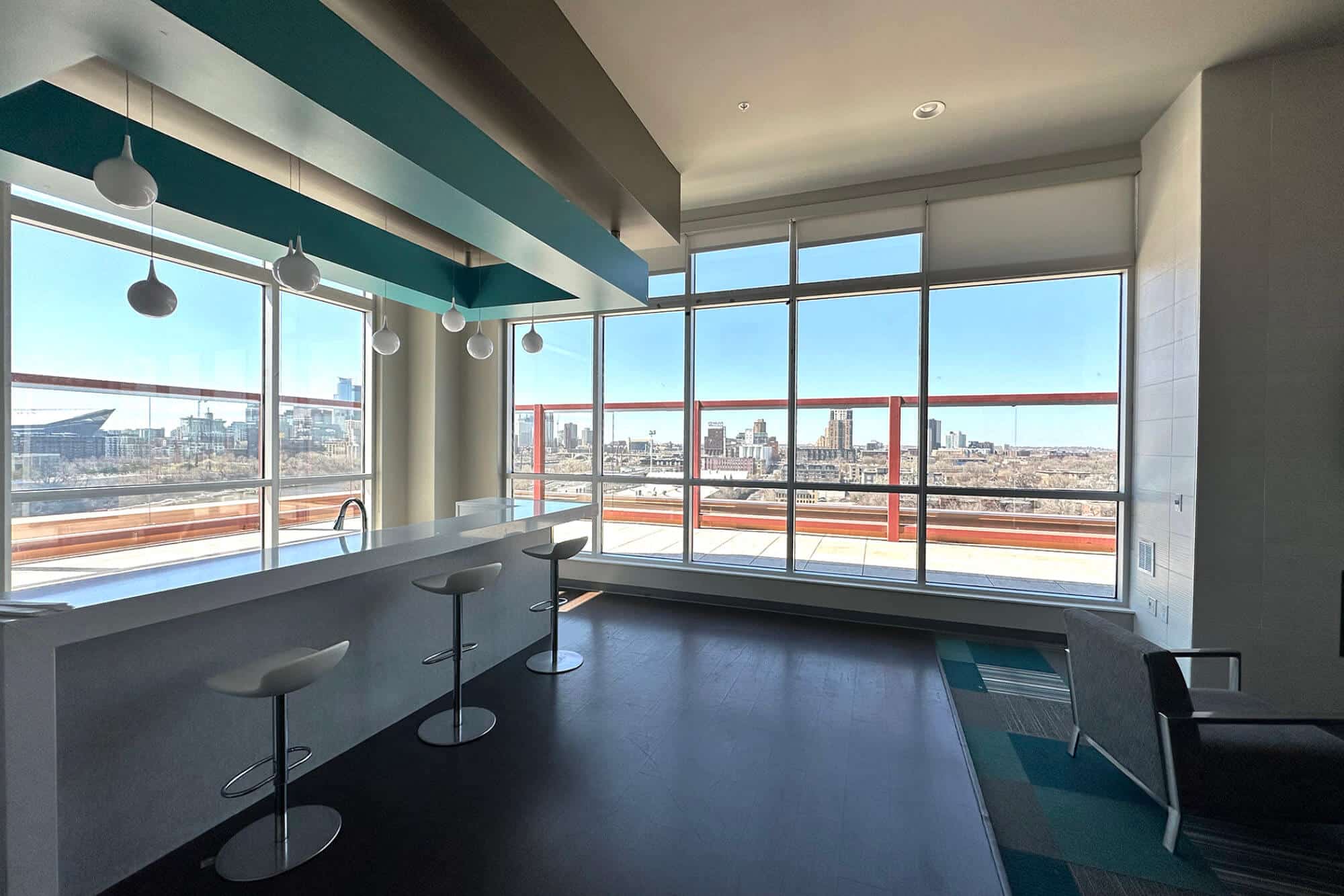 the bridges dinkytown off campus apartments near the university of minnesota community amenities resident clubhouse lounge with sky lounge deck
